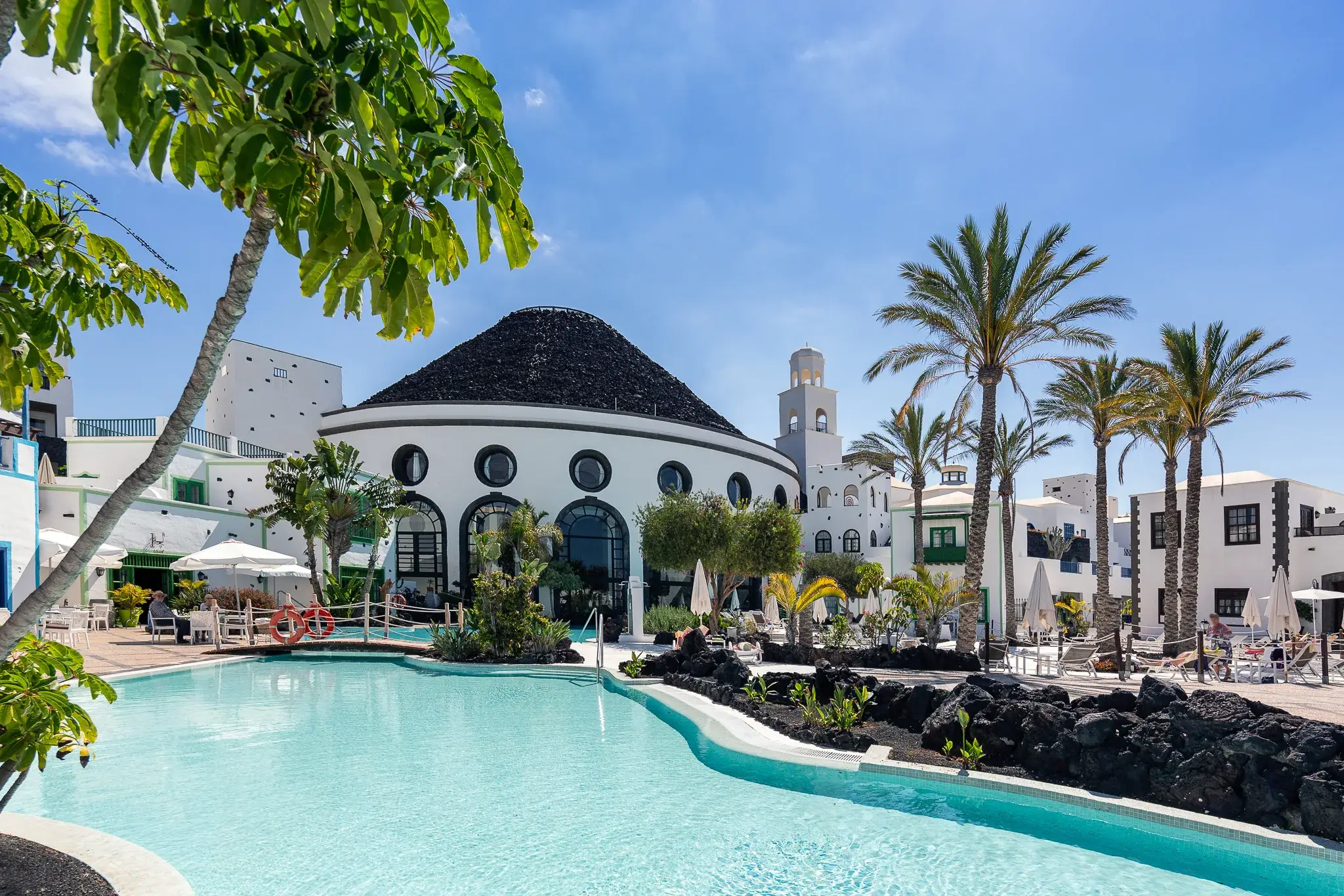 Exterior del hotel de día