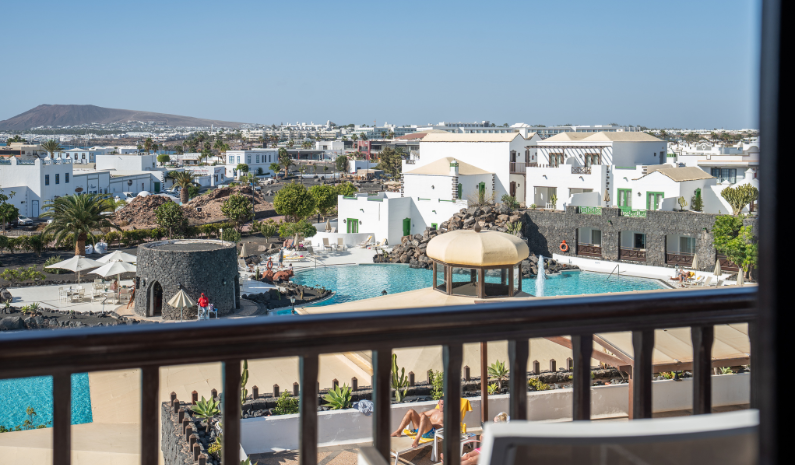 LIVVO Hotel Volcan Lanzarote - Doble vista piscina